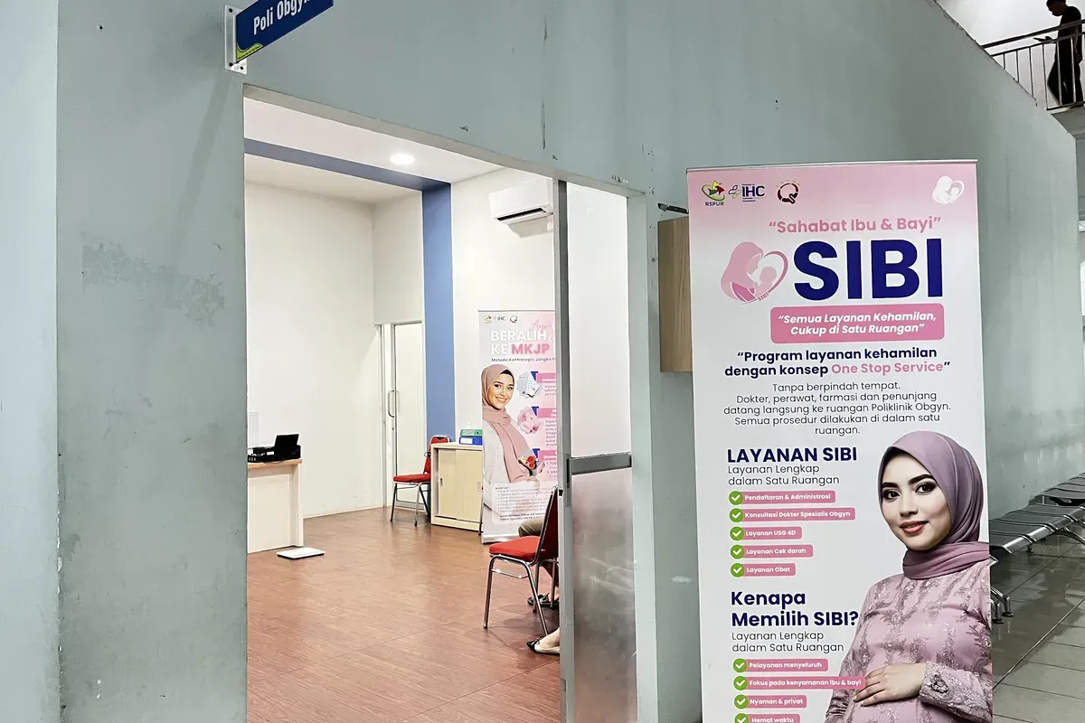 Pintu masuk area SIBI dan Poli Obgyn RSPUR Banda Aceh; ruang tunggu ibu hamil ada di dalam