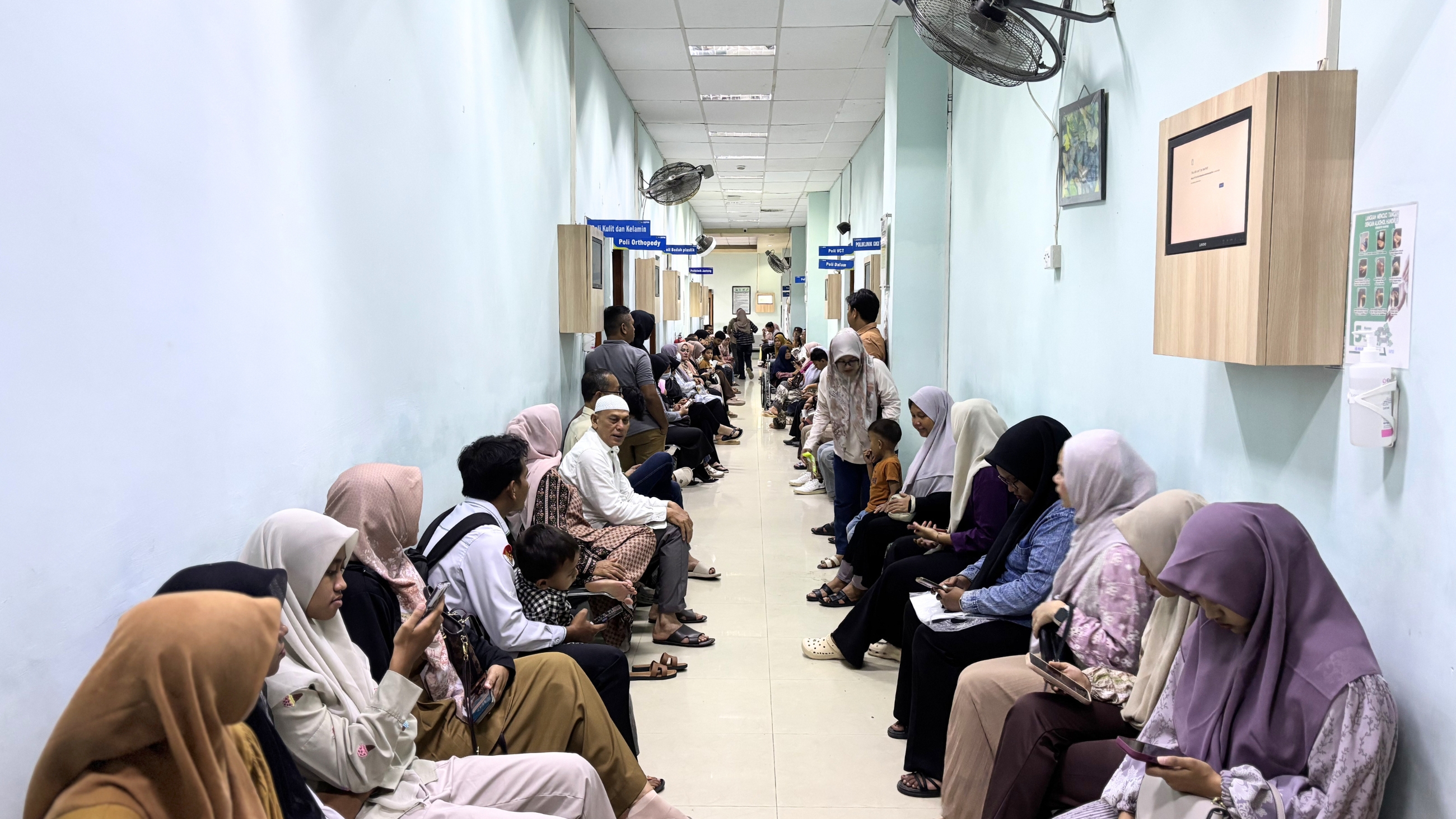 Poliklinik dan rawat jalan RSPUR di Banda Aceh (foto: ganti dengan foto asli poliklinik / konsultasi dokter).